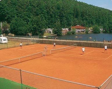 Camping-Freizeitzentrum Sägmühle und Schlafen im Weinfass