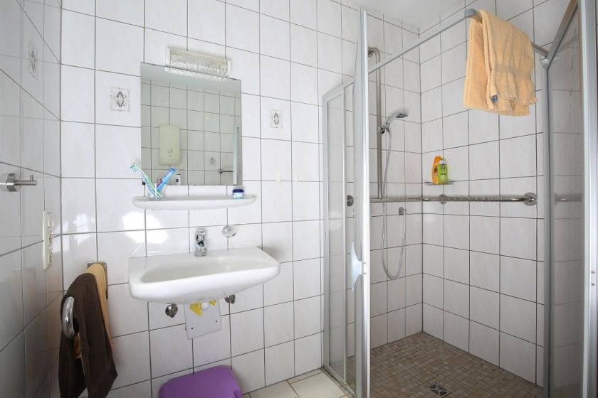 Badezimmer mit ebenerdiger Dusche