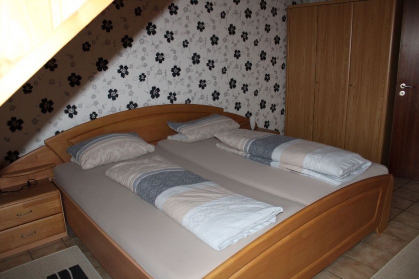 Schlafzimmer 1