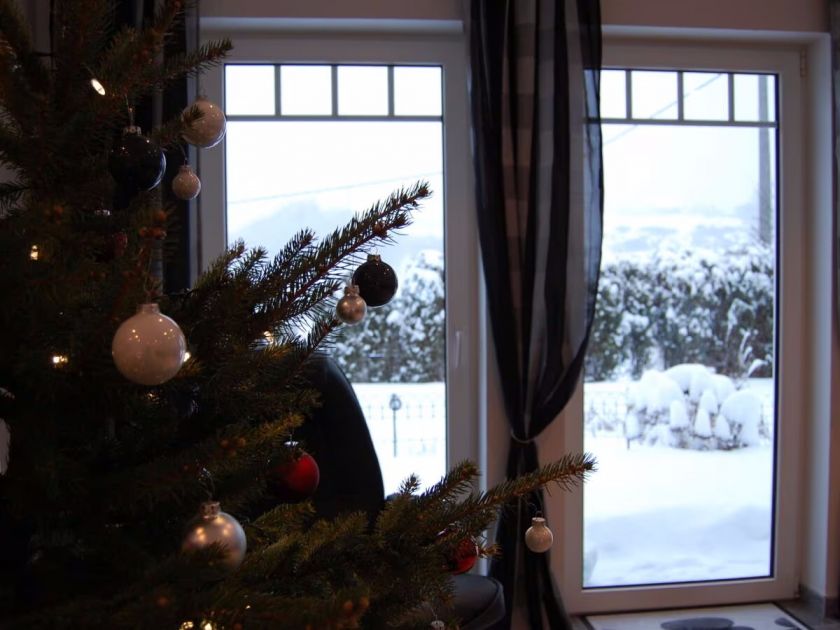 In der Weihnachtszeit auch mit Weihnachtsbaum und -deko zum Wohlfühlen.