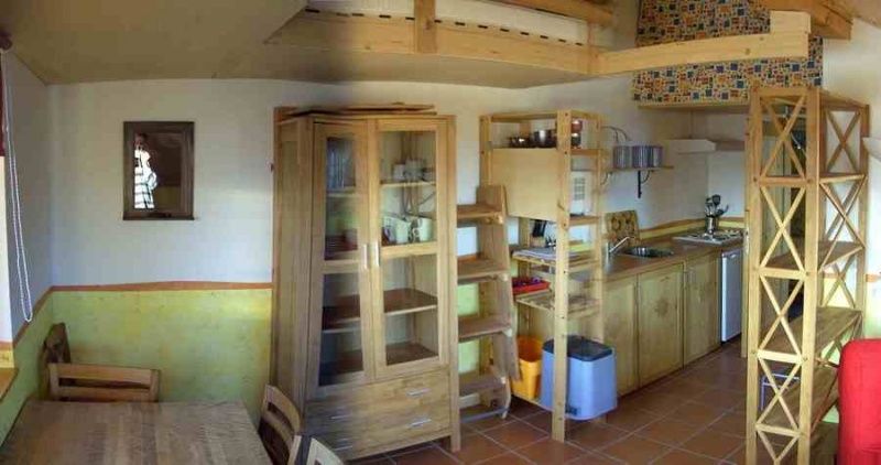 Küche mit Vierplattenherd, Microwelle und Kühlschrank mit gefrierfach
